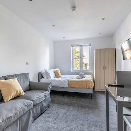 Modern Apartment On Egham High St And Close To Royal Holloway Exterior foto