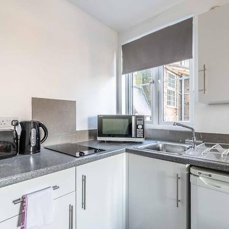Modern Apartment On Egham High St And Close To Royal Holloway Exterior foto