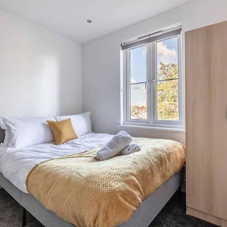 Modern Apartment On Egham High St And Close To Royal Holloway Exterior foto