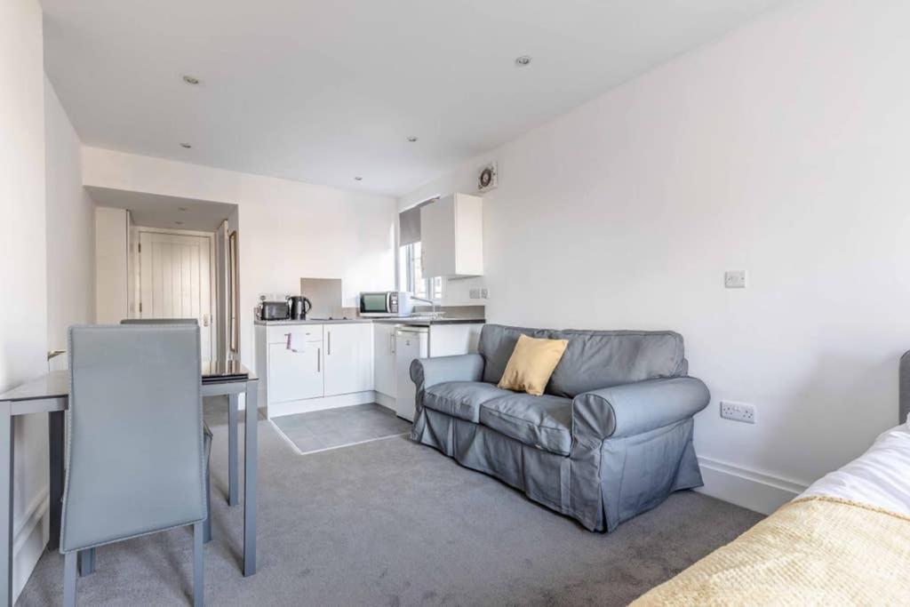 Modern Apartment On Egham High St And Close To Royal Holloway Exterior foto
