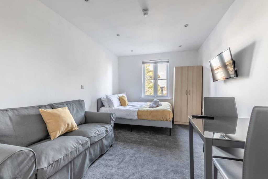 Modern Apartment On Egham High St And Close To Royal Holloway Exterior foto