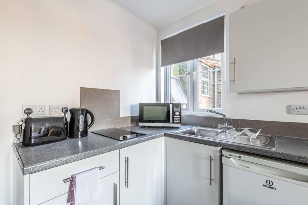 Modern Apartment On Egham High St And Close To Royal Holloway Exterior foto