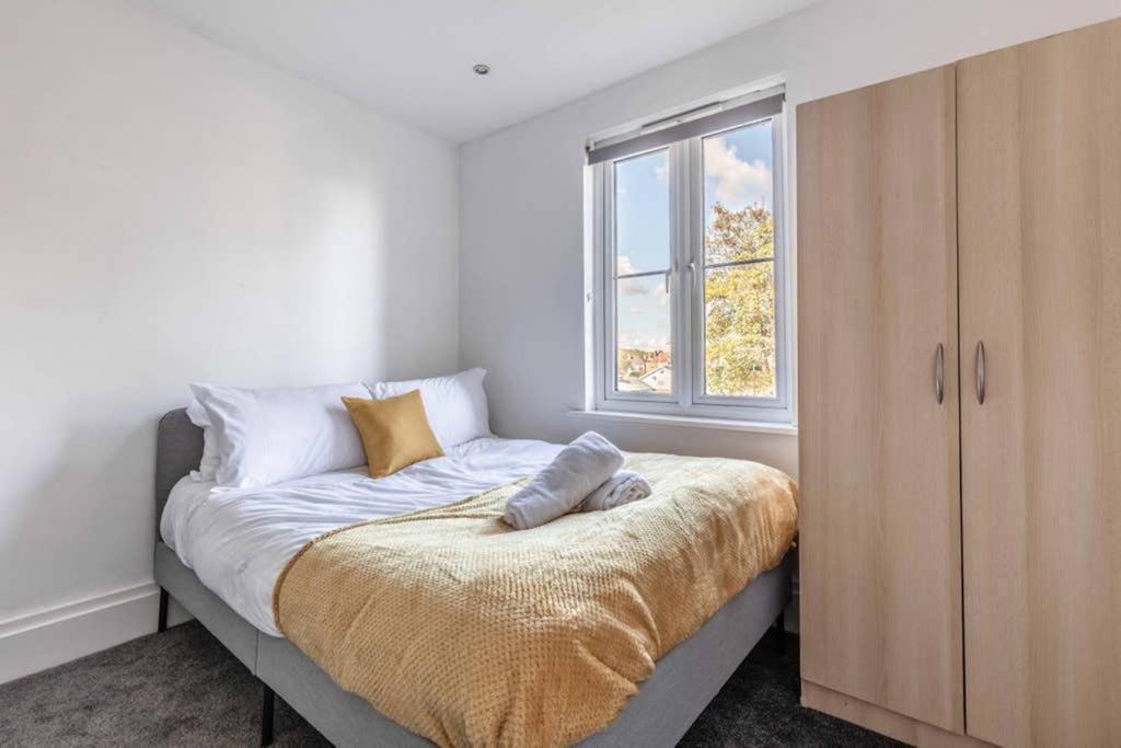 Modern Apartment On Egham High St And Close To Royal Holloway Exterior foto