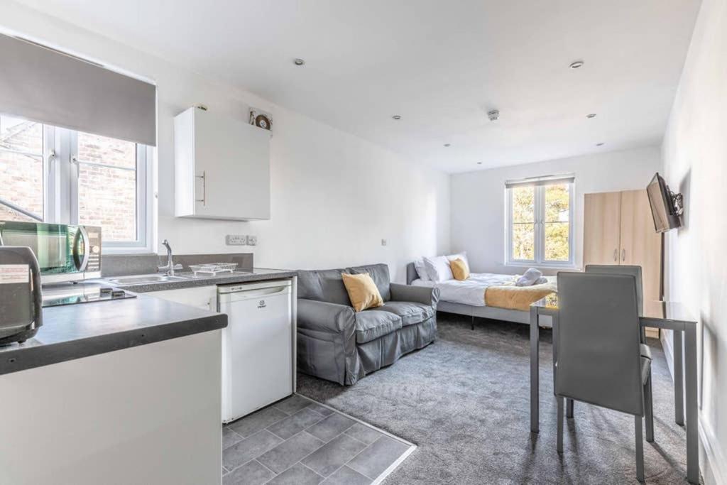 Modern Apartment On Egham High St And Close To Royal Holloway Exterior foto